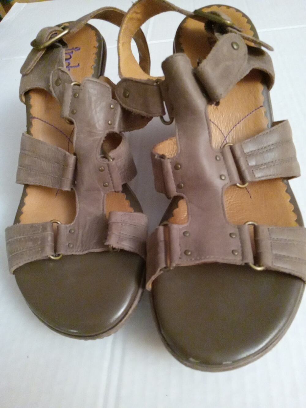 INDIGO by CLARKS Women's Size 8 Brown Leather Wedges Open Toe Sandals. Casual